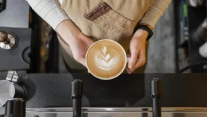 barista robí flat white