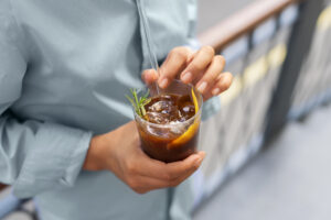 žena pije espresso tonic